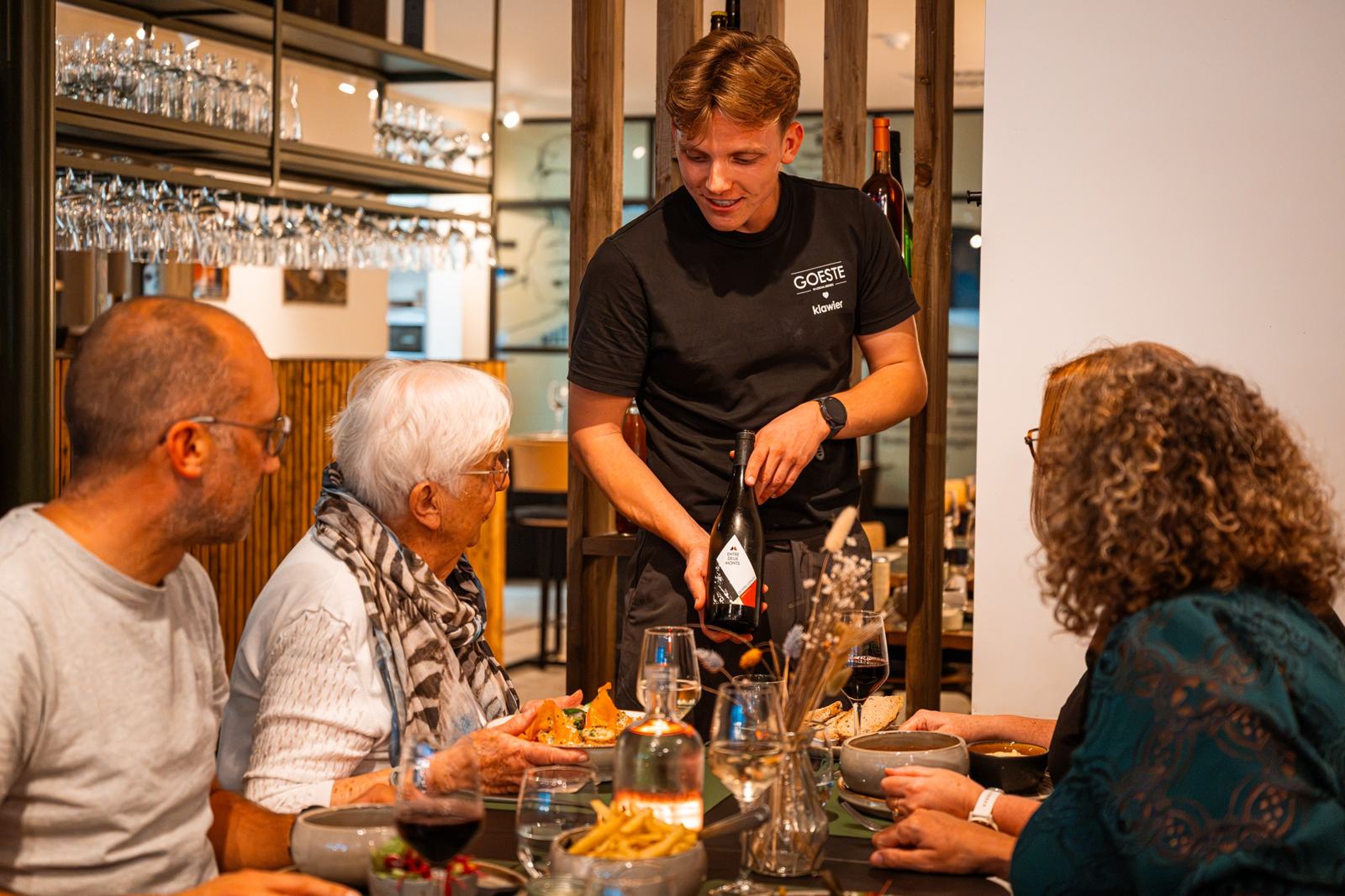 Du vin du Heuvelland servi à table chez Goeste