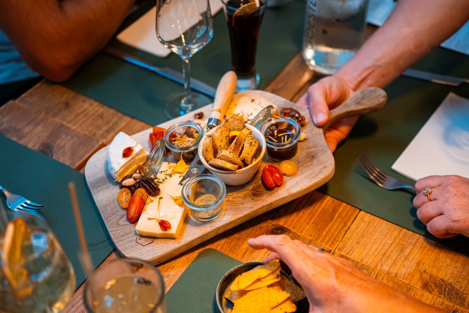 Planche à partager avec fromages régionaux et bouchées