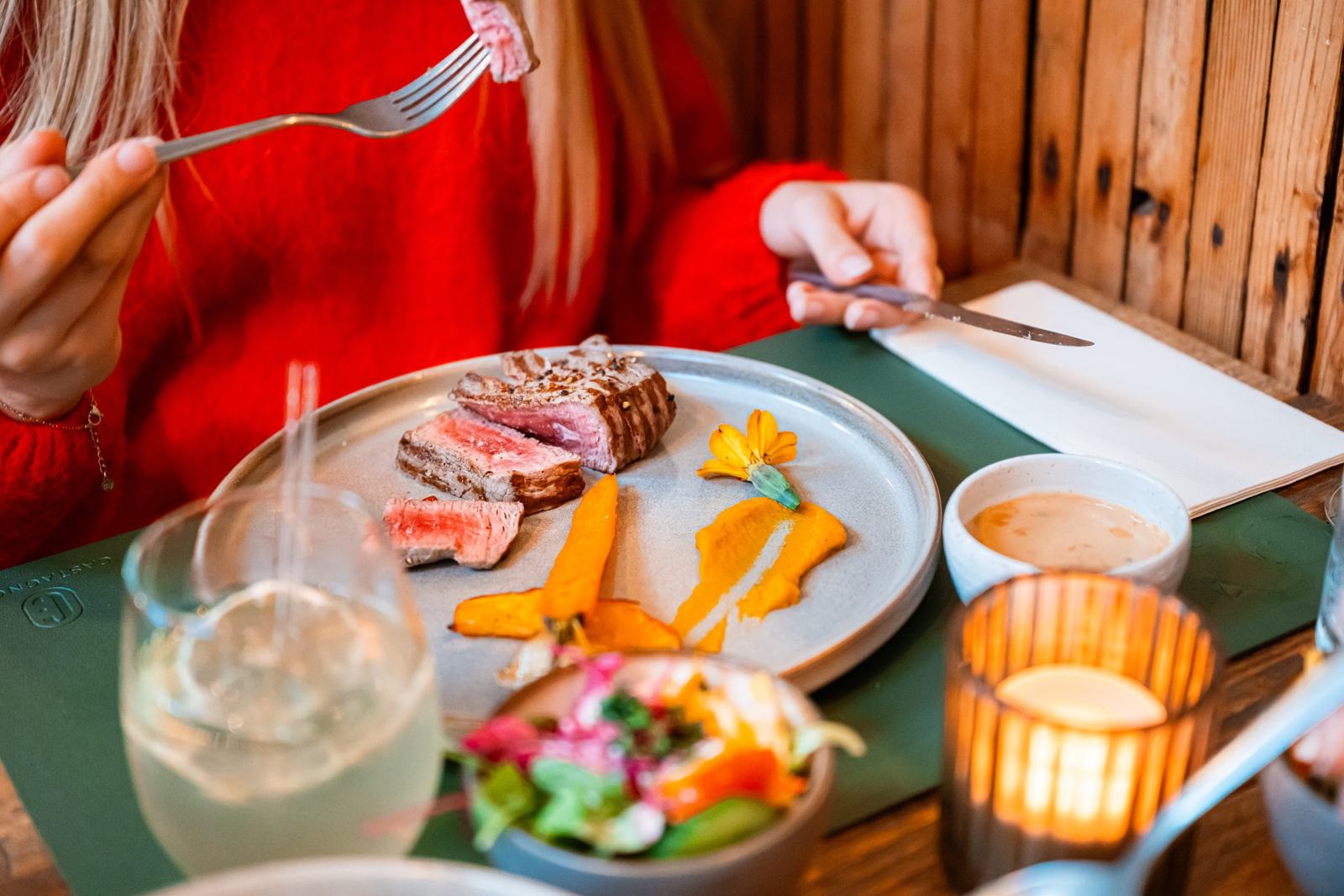 Plat de bœuf et légumes de saison chez Goeste