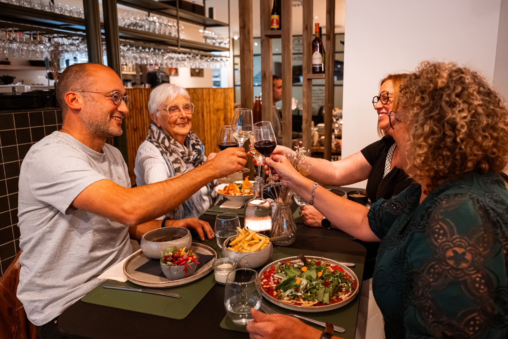 Un bon moment entre amis au restaurant Goeste, sur la Grand-Place de Poperinge