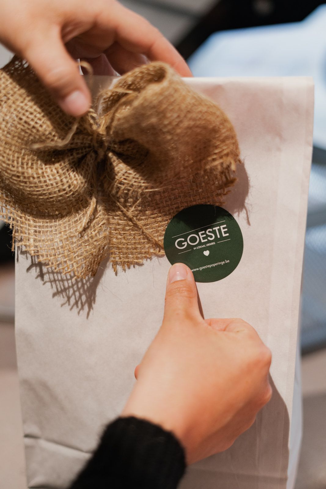 Geschenk mooi ingepakt met jute strik en Goeste-sticker