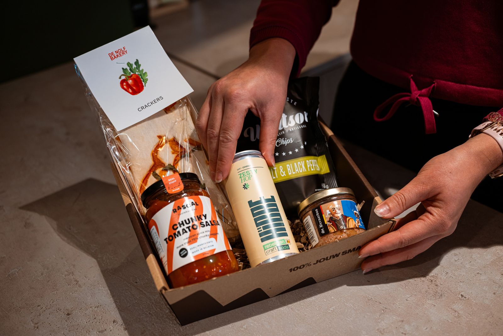 Een geschenkdoos met streekproducten wordt samengesteld in de Goeste Smaakboetiek