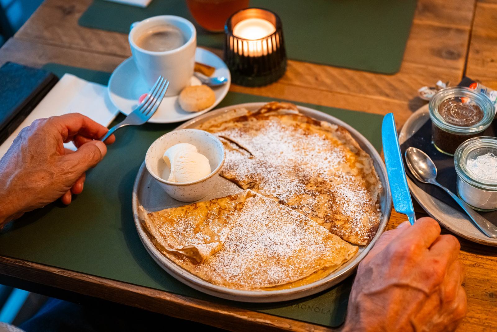 Crêpes maison au sucre impalpable et glace