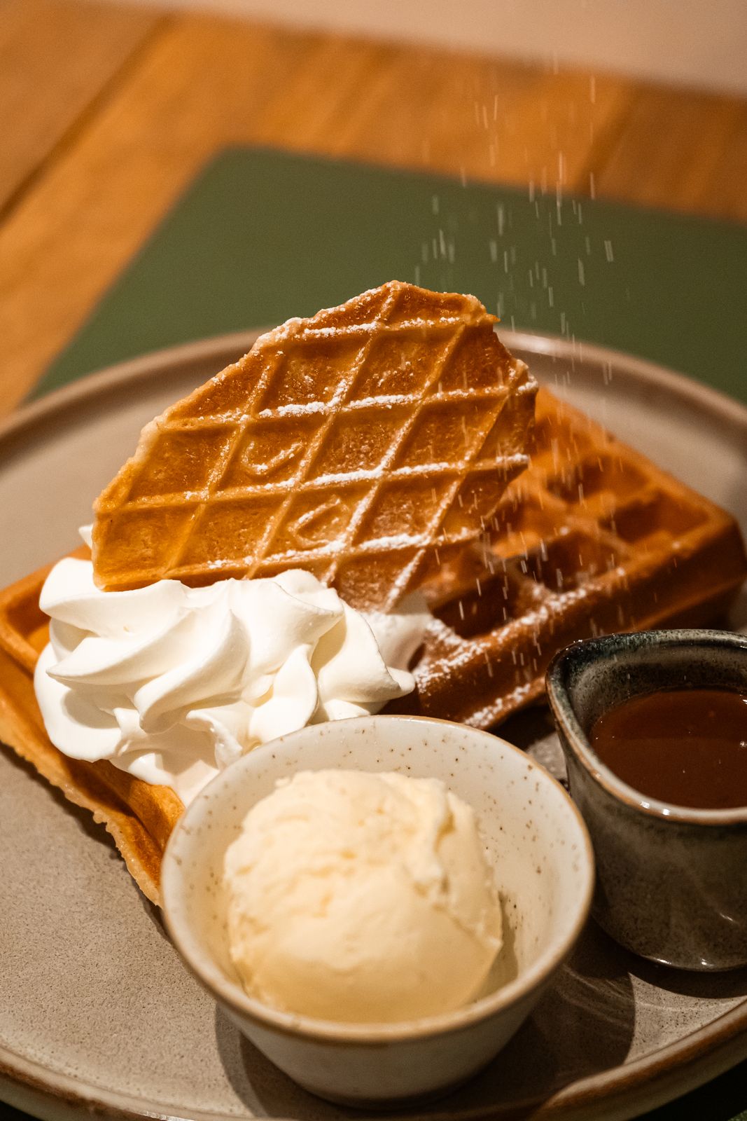 Huisgemaakte wafel met slagroom en een bolletje ijs