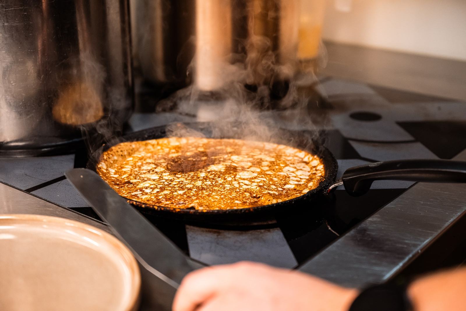 Huisgemaakte pannenkoek in de pan