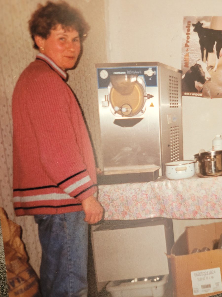 Mama Monique in 1996 bij haar eerste ijsmachine op de boerderij
