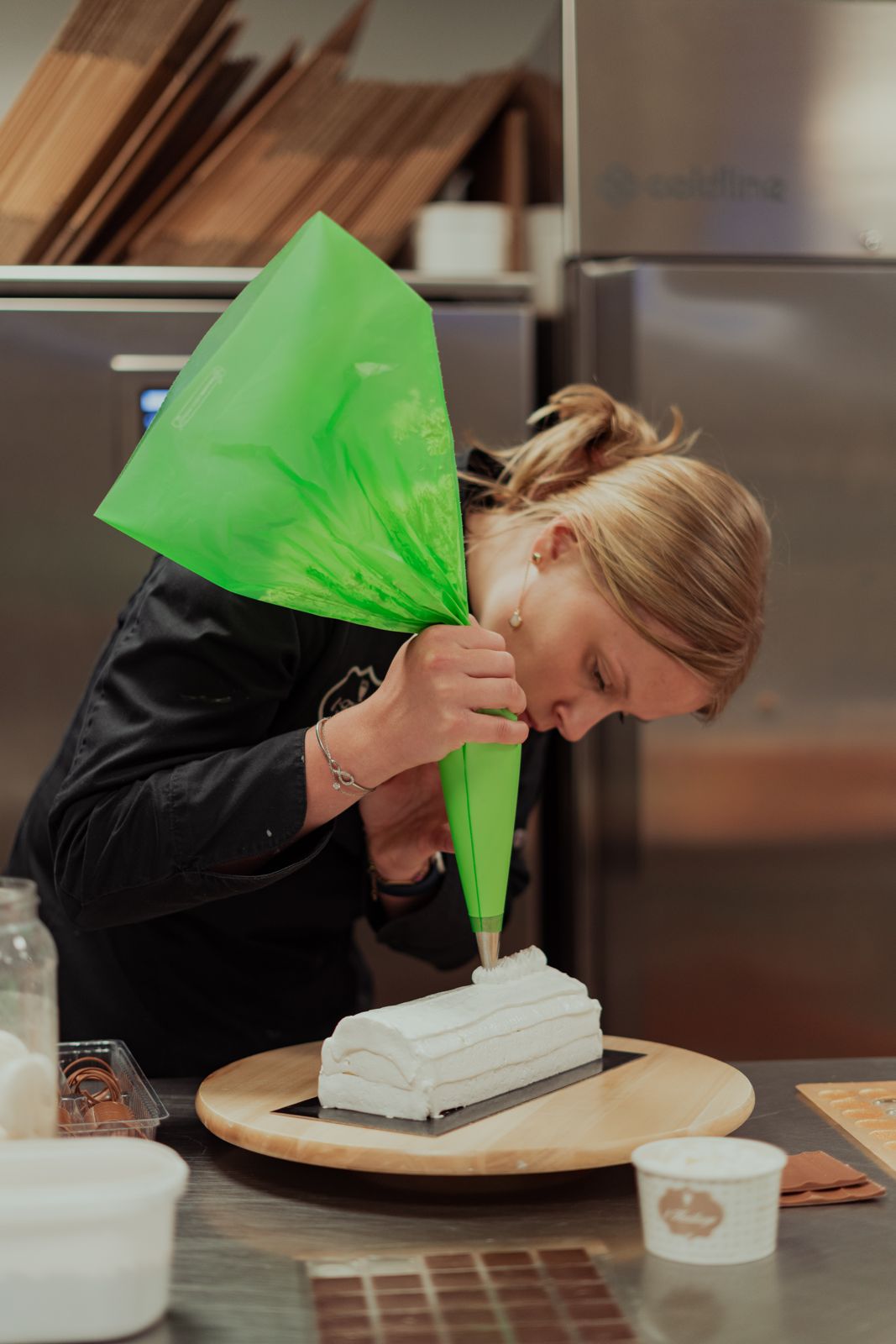 Camille werkt een ijstaart af in het ijsatelier