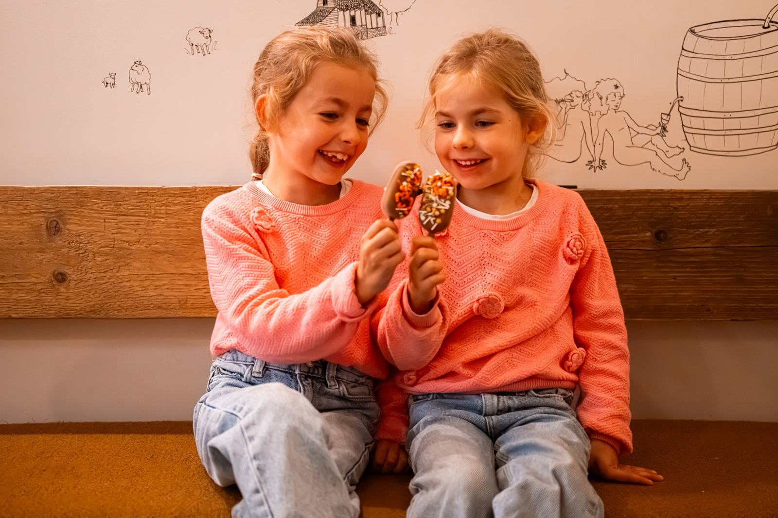 Deux fillettes avec une glace l'Heritage