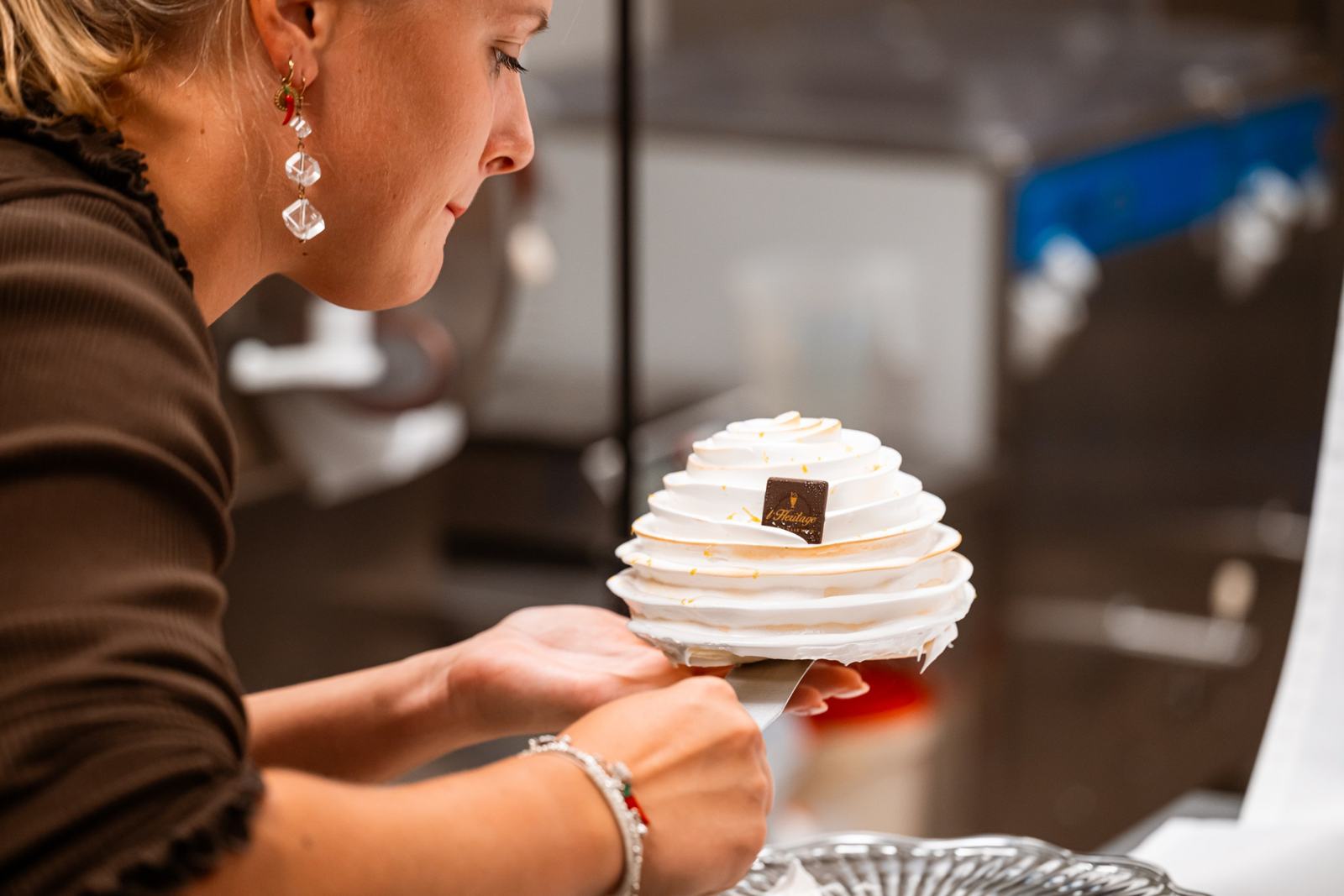 Finition d'un gâteau glacé artisanal l'Heritage