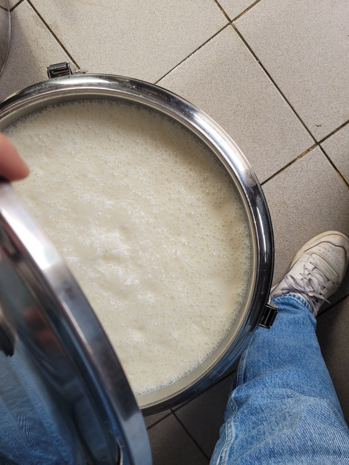 Verse melk van Boer Geert in de melkketel